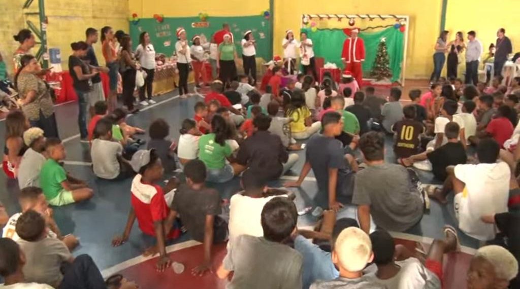 Loja Montreal entrega 150 presentes para crianças e adolescentes da APHAS em Poços de Caldas