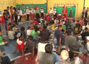 Loja Montreal entrega 150 presentes para crianças e adolescentes da APHAS em Poços de Caldas