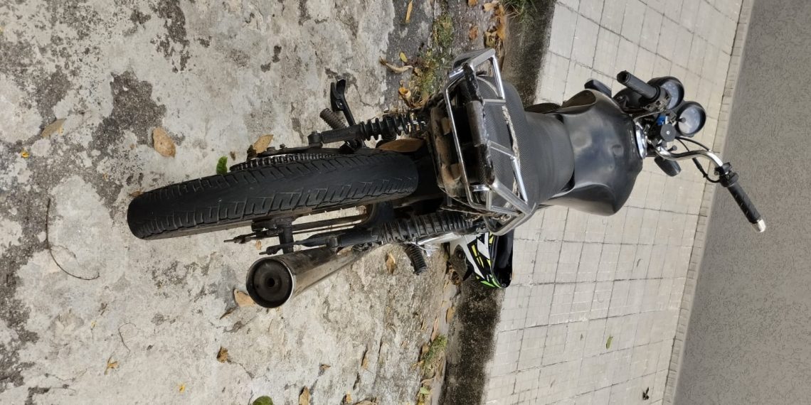 PM recupera moto furtada e apreende adolescente suspeito de tráfico de drogas em Poços