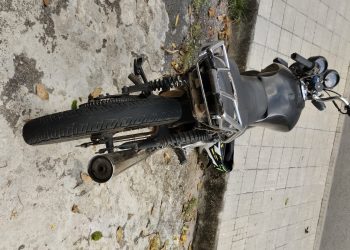 PM recupera moto furtada e apreende adolescente suspeito de tráfico de drogas em Poços