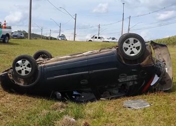 Carro capota após colisão com caminhão em Poços de Caldas