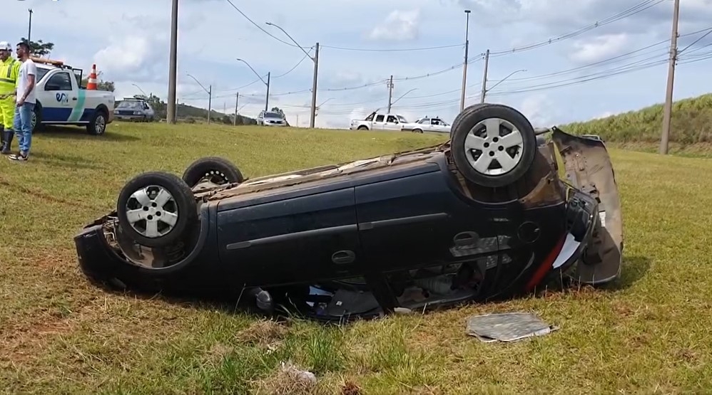Carro capota após colisão com caminhão em Poços de Caldas