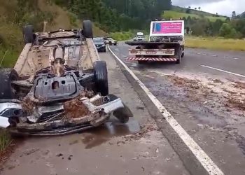 Motorista perde controle da direção e capota veículo em Poços de Caldas