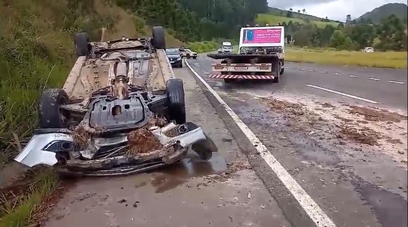 Motorista perde controle da direção e capota veículo em Poços de Caldas