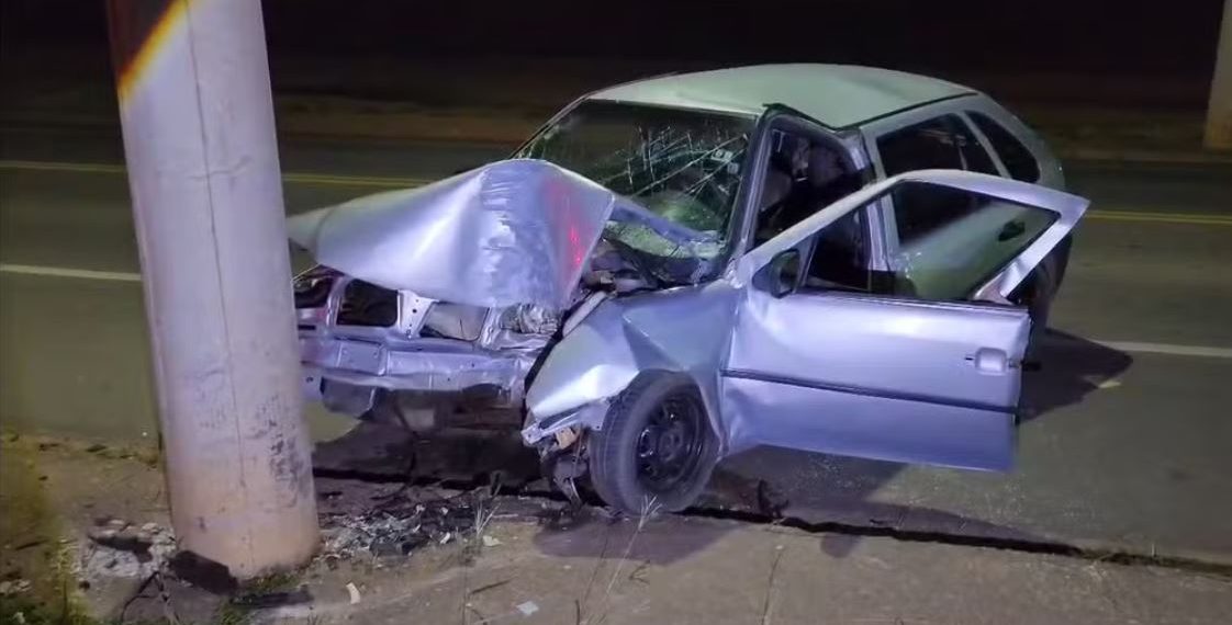 Motorista bate em poste e fica gravemente ferido em São José do Rio Pardo