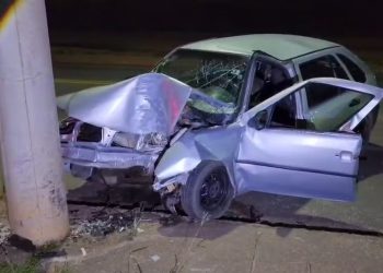 Motorista bate em poste e fica gravemente ferido em São José do Rio Pardo