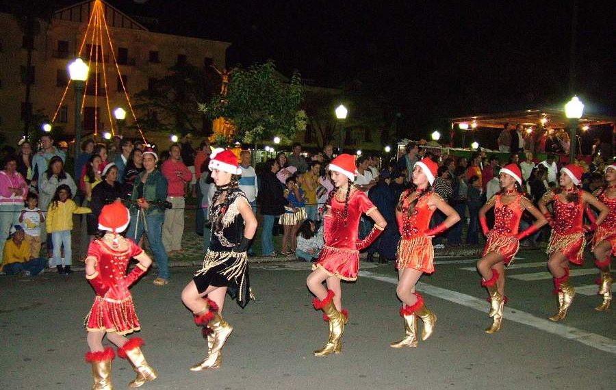 Parada de Natal acontece neste sábado com desfile das escolas em Poços de Caldas