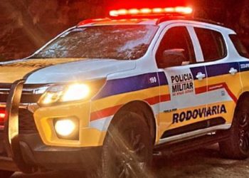 Homem foge com carro furtado, bate em viatura e deixa dois policiais feridos em Poços de Caldas