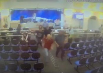 Novas imagens mostram correria de vereadores após deslizamento de pedras; veja