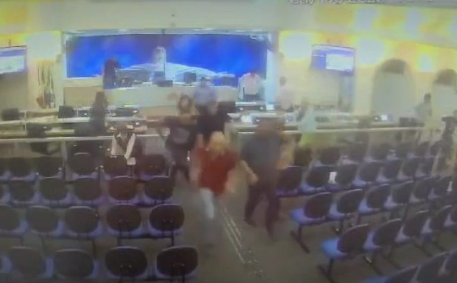 Novas imagens mostram correria de vereadores após deslizamento de pedras; veja