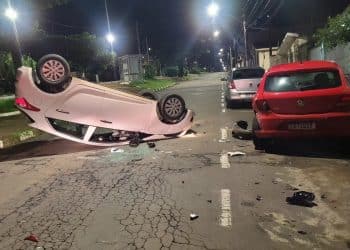Mulher perde controle de direção, bate em carro estacionado e capota em Guaxupé