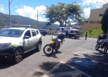 Operação conjunta da GCM e Demutran remove veículo em Poços de Caldas