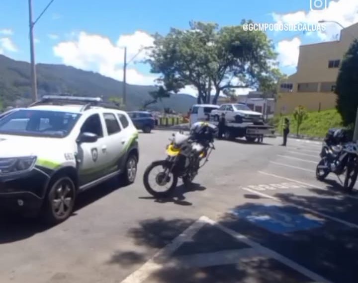 Operação conjunta da GCM e Demutran remove veículo em Poços de Caldas
