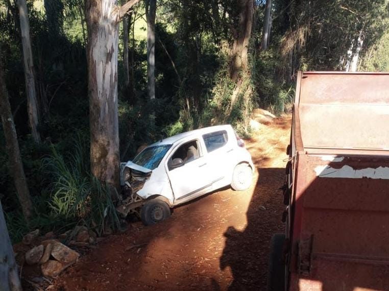 Motorista de Poços morre após bater carro em São Sebastião da Grama