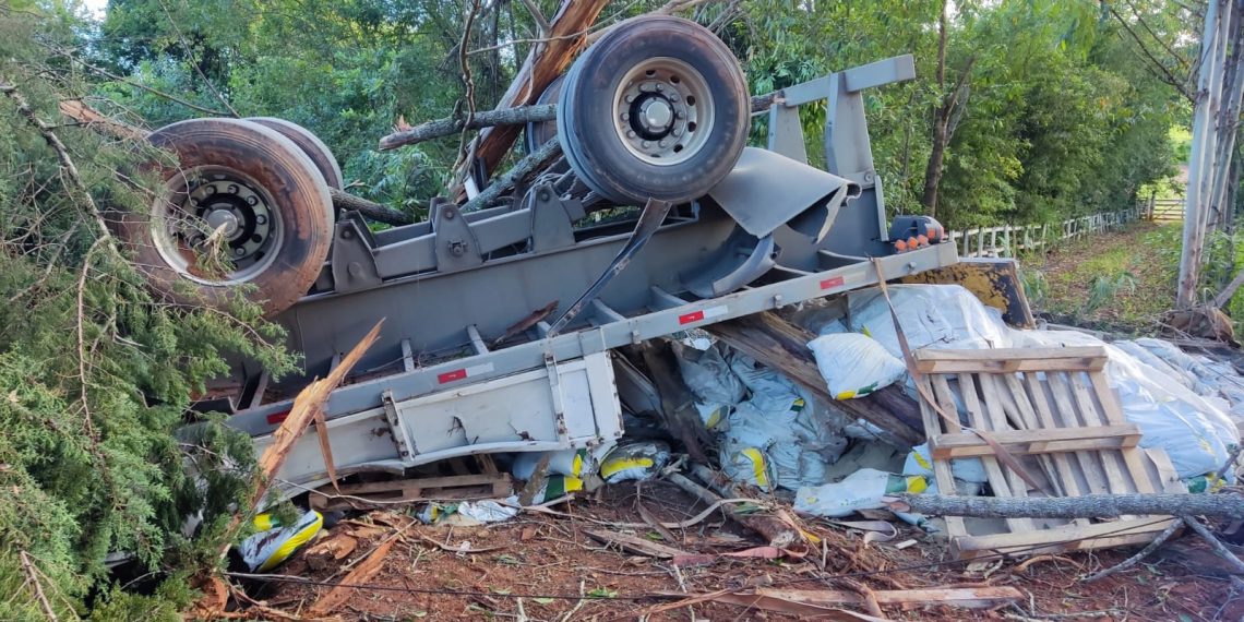 Caminhão tomba na zona rural de Botelhos