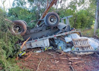 Caminhão tomba na zona rural de Botelhos