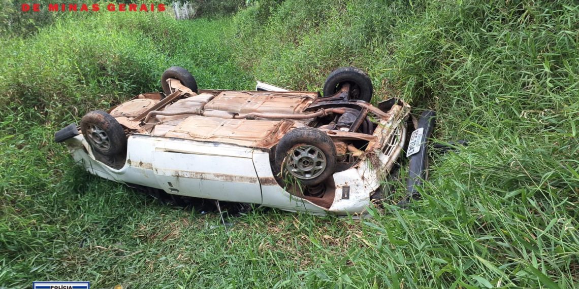 Monza carregado com sete pessoas capota e deixa feridos na MG-455; motorista era inabilitado e carro estava com documento vencido