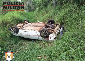 Monza carregado com sete pessoas capota e deixa feridos na MG-455; motorista era inabilitado e carro estava com documento vencido