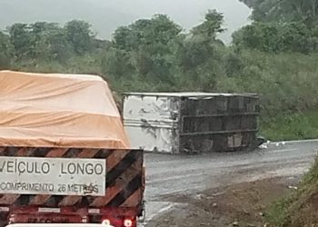 Caminhão tomba na BR-146 em Poços de Caldas
