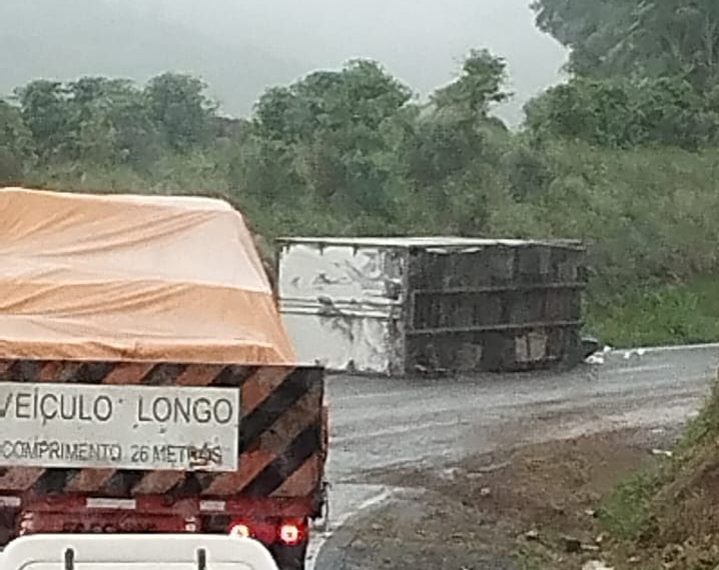 Caminhão tomba na BR-146 em Poços de Caldas