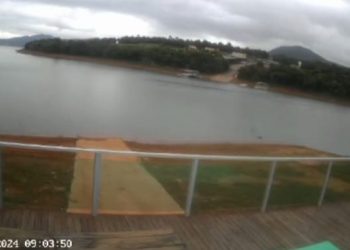 URGENTE|  Helicóptero cai no lago de Furnas
