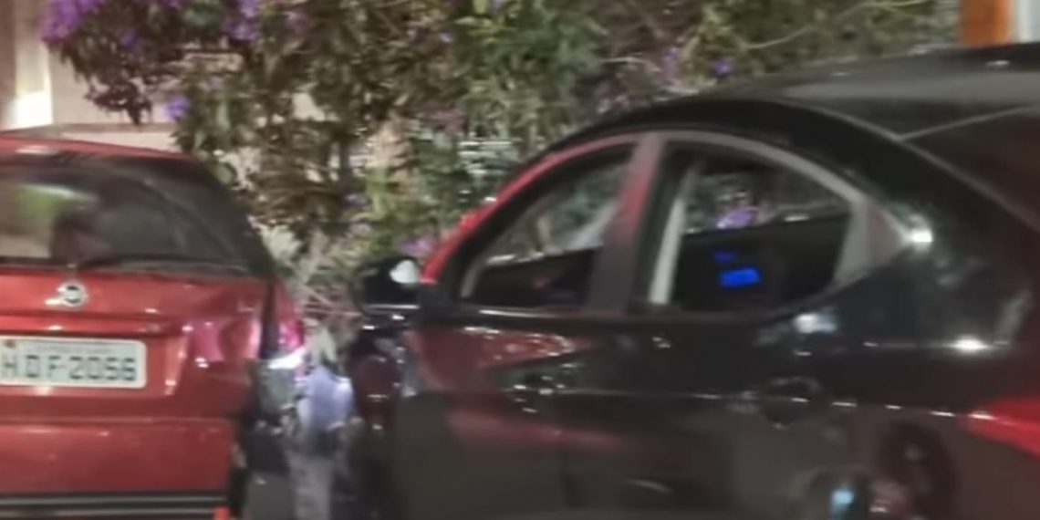 Carro invade calçada e atinge árvore e outro veículo no centro de Poços de Caldas