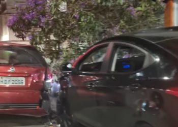 Carro invade calçada e atinge árvore e outro veículo no centro de Poços de Caldas