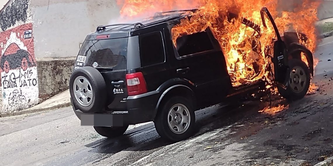 URGENTE| Carro pega fogo no centro de Poços de Caldas