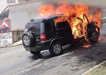 URGENTE| Carro pega fogo no centro de Poços de Caldas