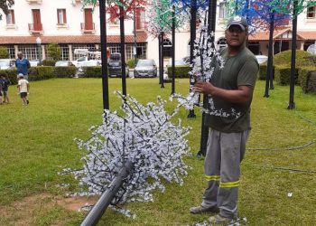 Prefeitura de Poços de Caldas começa a retirar decoração de Natal