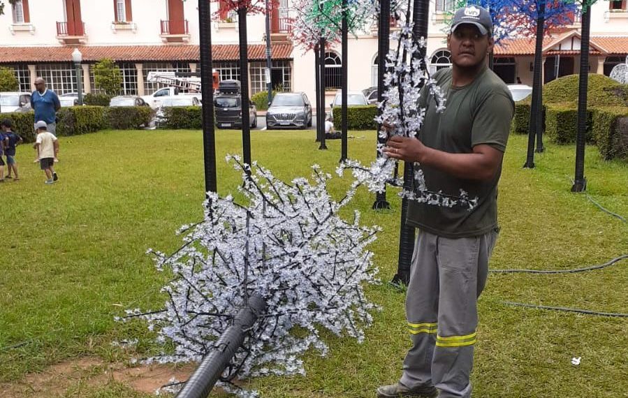 Prefeitura de Poços de Caldas começa a retirar decoração de Natal