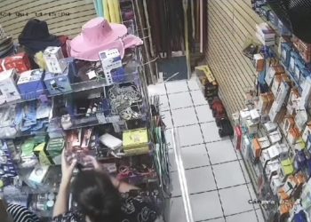 Câmeras de segurança flagram furto de duas lojas no centro de Poços de Caldas; veja os vídeos