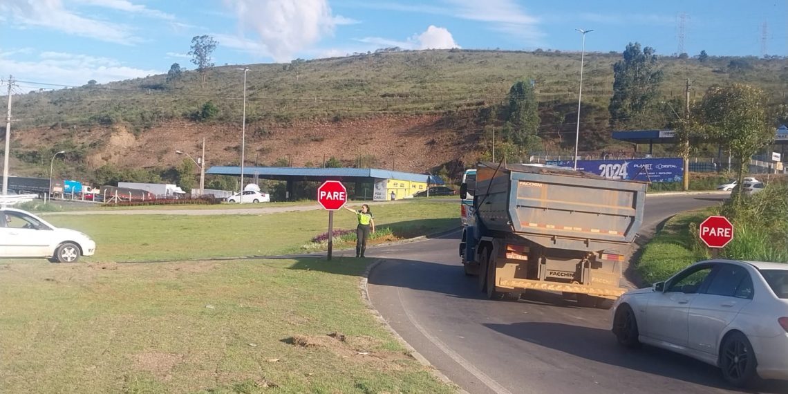 ATENÇÃO: Carreta quebra na rotatória e trava o trânsito na Saturnino de Brito em Poços de Caldas