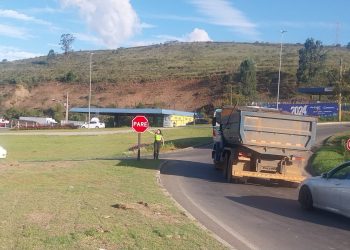 ATENÇÃO: Carreta quebra na rotatória e trava o trânsito na Saturnino de Brito em Poços de Caldas
