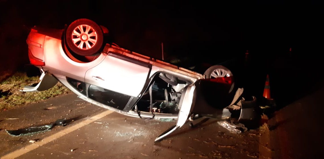 Mulher fica ferida após capotar carro na BR-146 em Botelhos