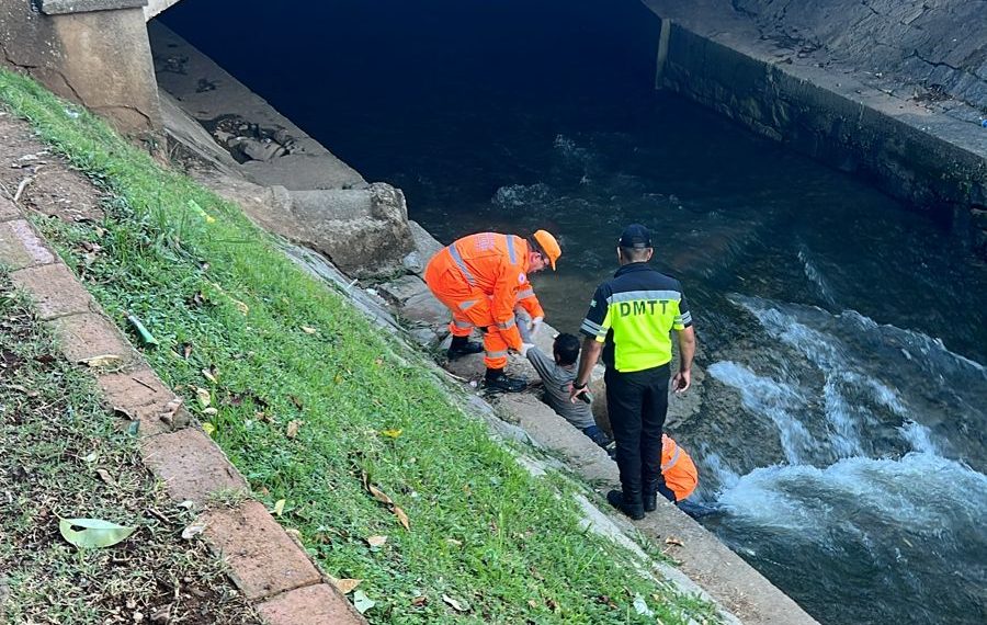 Embriagado, homem em situação de rua é resgatado após cair em ribeirão de Poços de Caldas