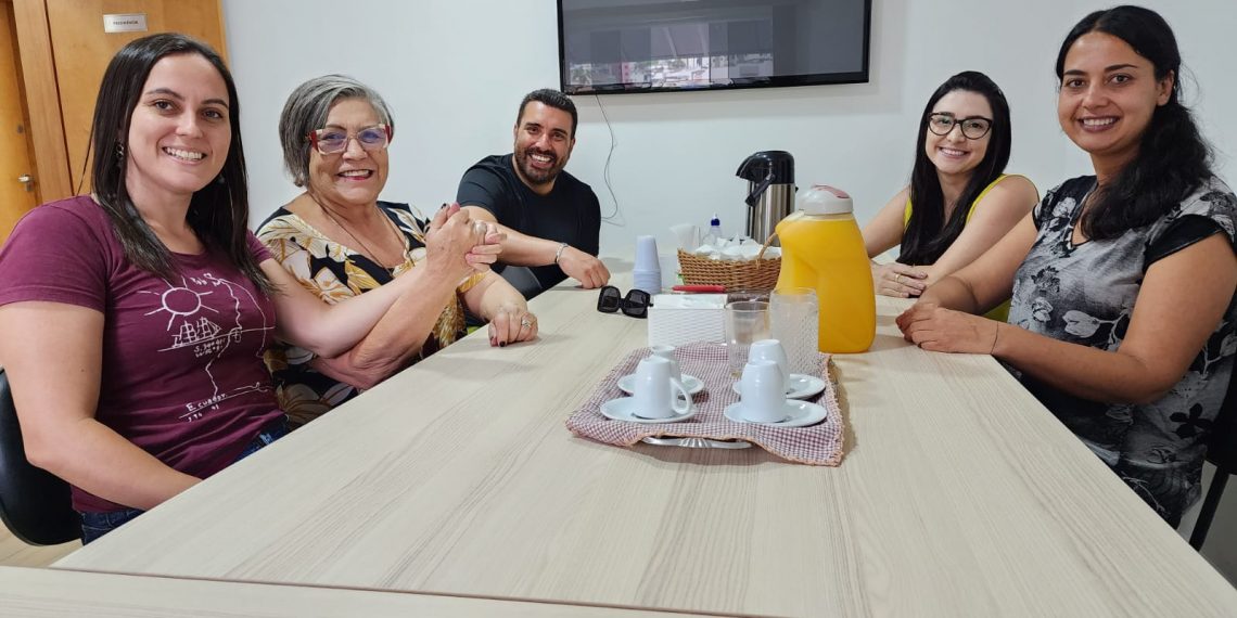 Fundadora e 1ª Presidenta do Sindserv, Ana Guerra visita atual diretoria em Poços de Caldas