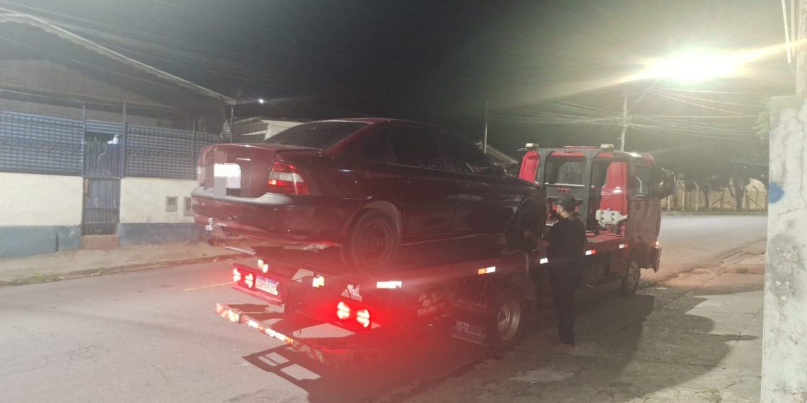 PM aborda motorista inabilitado e apreende veículo com documento vencido na zona leste de Poços de Caldas