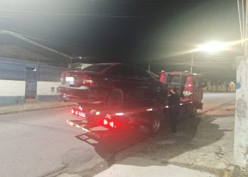 PM aborda motorista inabilitado e apreende veículo com documento vencido na zona leste de Poços de Caldas