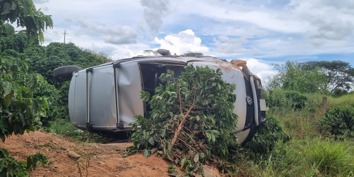 Mãe e filho ficam feridos após veículo capotar