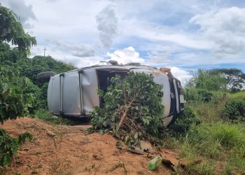 Mãe e filho ficam feridos após veículo capotar