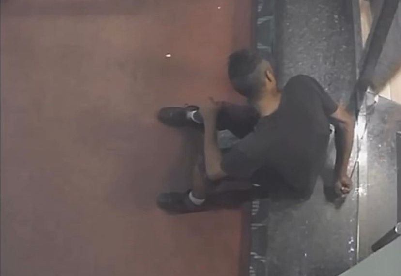 PM prende homem que tentou “pescar” calça de loja em Poços de Caldas; VÍDEO