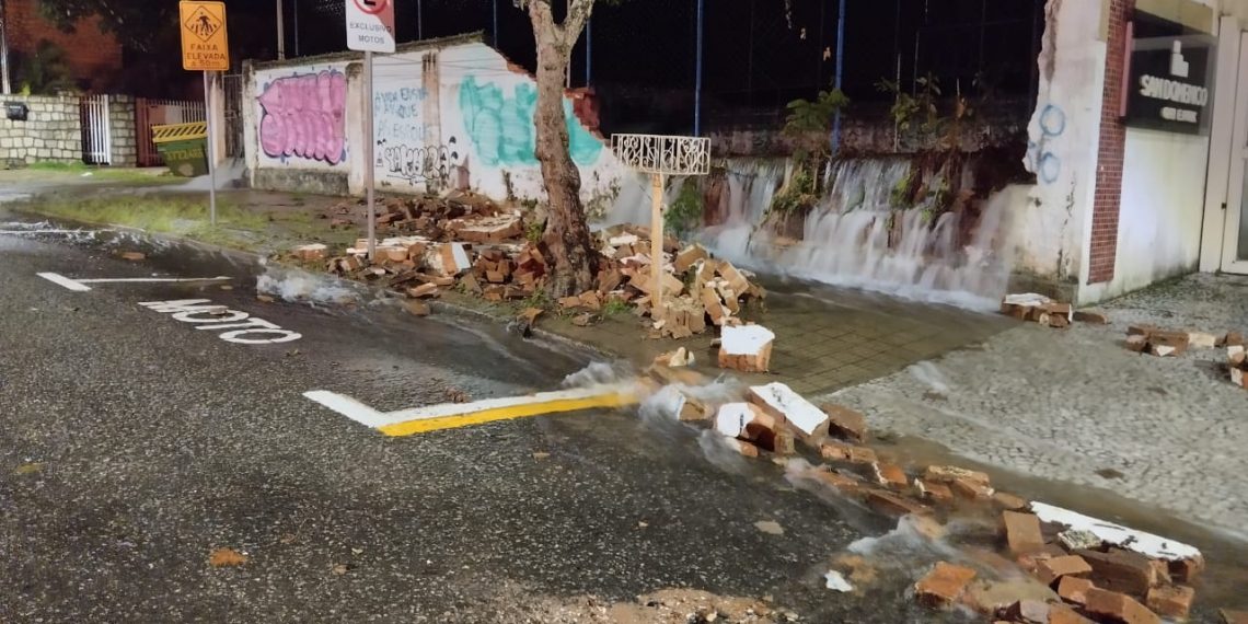 Chuva causa alagamento em rua e queda de muros em Poços de Caldas