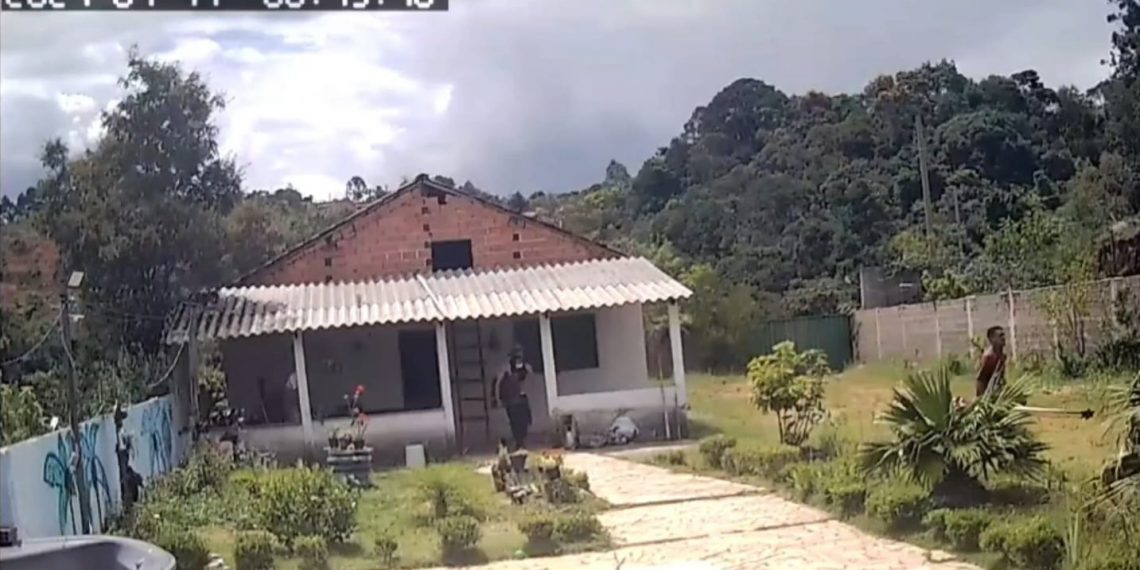 VÍDEO: Dupla arromba e furta chácara entre Poços e Laranjeira de Caldas em plena luz do dia