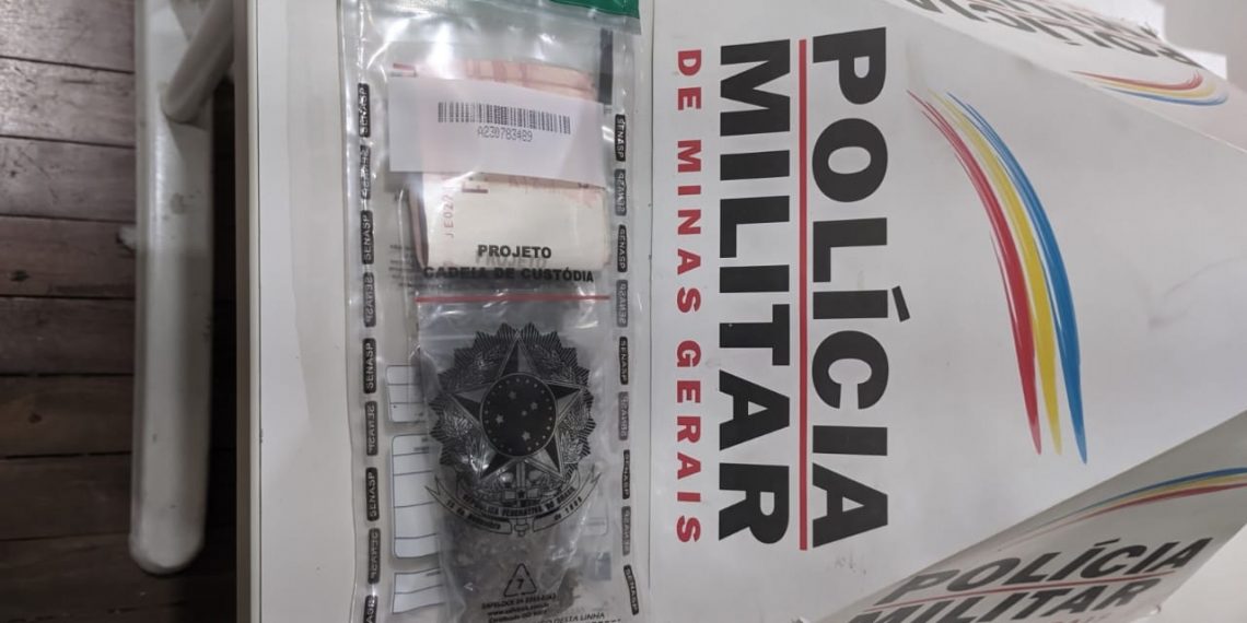 Mulher de 20 anos e adolescente de 16 são detidos por tráfico de drogas no centro de Poços de Caldas