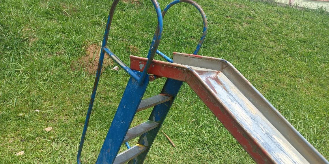 Enxame de abelhas em parquinho de Poços de Caldas era itinerante e já deixou o local, afirma Corpo de Bombeiros