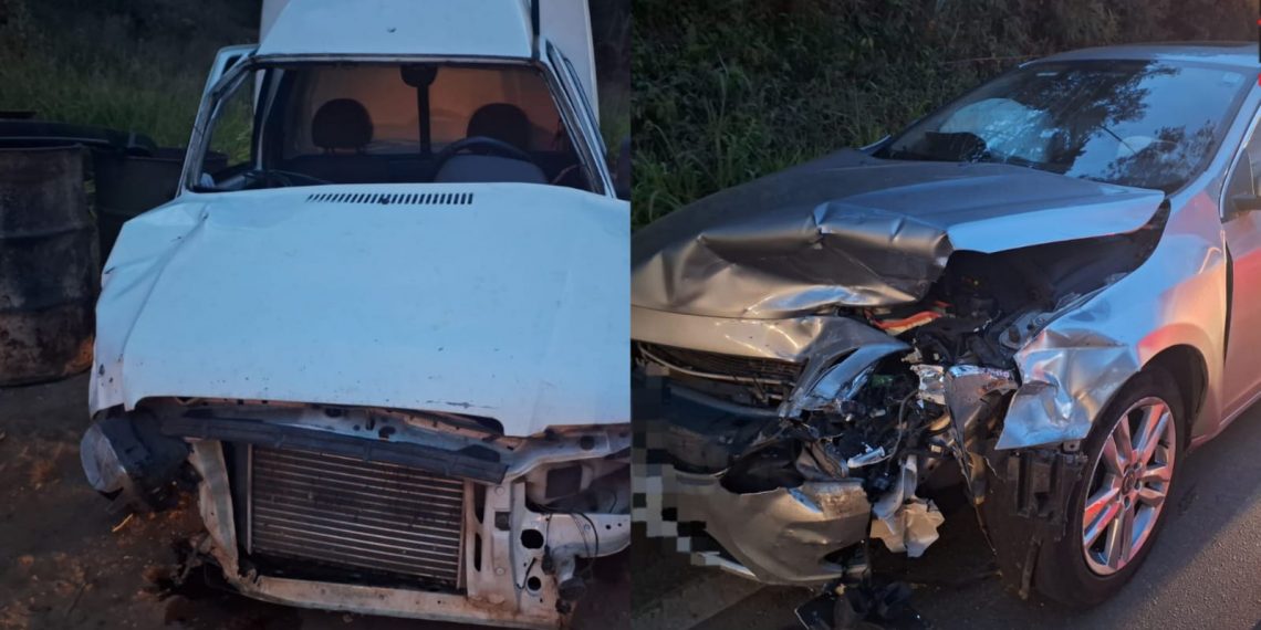 Homem fica ferido após batida frontal entre carro e caminhonete na MGC-267