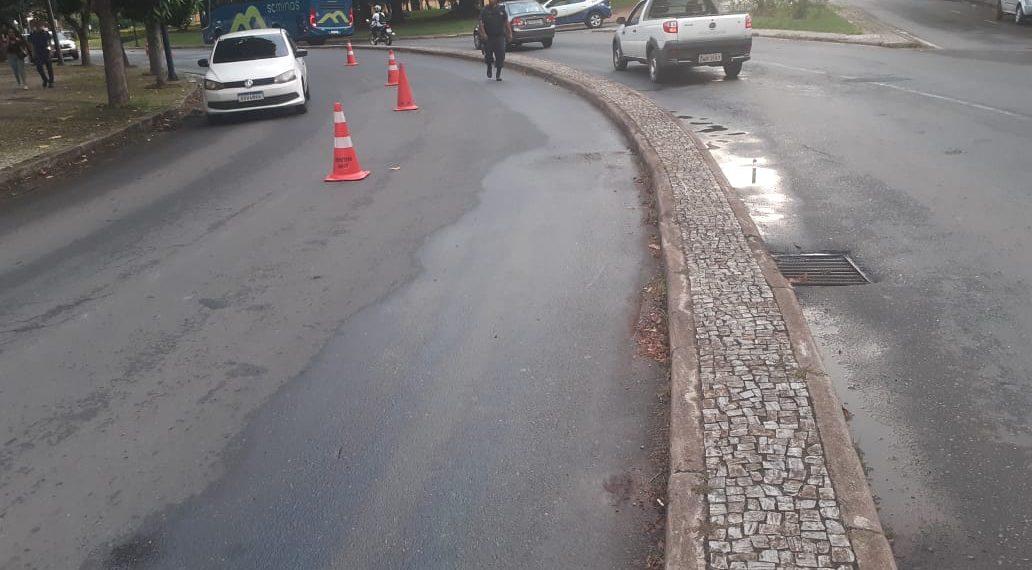 Motociclista fica ferida após derrapar e cair por causa de óleo em avenida no centro de Poços de Caldas