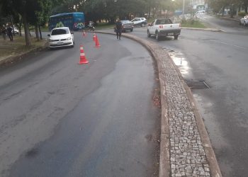 Motociclista fica ferida após derrapar e cair por causa de óleo em avenida no centro de Poços de Caldas