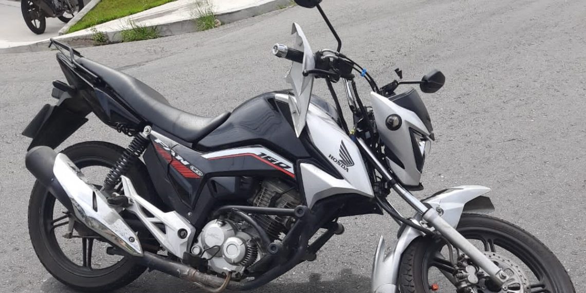 VÍDEO: Motoentregador é atingido por carro na zona leste de Poços de Caldas